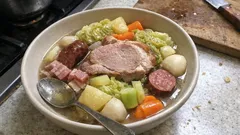 Francuska pôtée z wieprzowiną i kapustą – sycące danie z jednego garnka