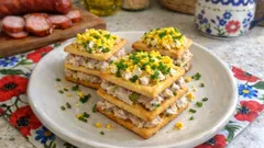 Sałatka na krakersach z tuńczykiem – warstwowa przekąska, która znika pierwsza