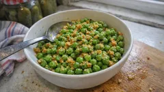 Zielony groszek z masłem i bułką tartą – szybki dodatek do obiadu w 15 minut