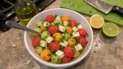 Sałatka z arbuza, melona i fety – lekka, orzeźwiająca i gotowa w 15 minut