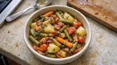 Jardinière z fasolki, marchewki i ziemniaków – duszone warzywa z boczkiem