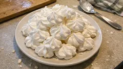 Bezy domowe na talerzu, deser z białek, słodkie ciasteczka na stole kuchennym