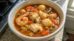 Lota i przegrzebki po armoricańsku – kremowy sos z bisque i białym winem