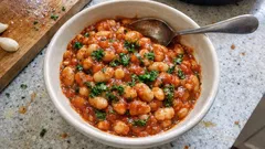 Fasola biała w pomidorach – prosty, sycący obiad z jednej patelni