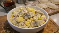 Śledzie po hawajsku: prosta sałatka z ananasem i curry na święta