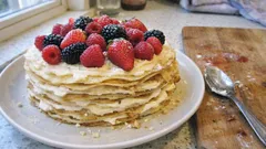 Tort naleśnikowy z mascarpone i czerwonymi owocami – bez pieczenia, zawsze się udaje