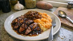 Soczyste polędwiczki z kaczki w musztardzie – z purée z batatów i konfitowaną cebulą