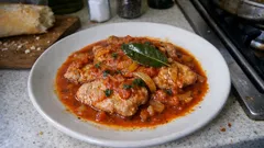 Eskalopki wieprzowe po portugalsku – miękkie mięso duszone w pomidorach i białym winie