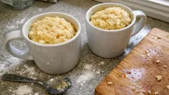 Mug cake „nature” z mikrofalówki – proste ciasto z kubka w kilka minut