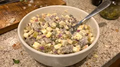 Śledziowa z jajkiem „na bogato” – treściwa sałatka, która najlepiej smakuje po nocy