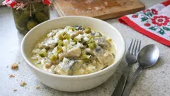 Śledzie w musztardzie z ogórkiem i cebulą – prosta przystawka, która najlepiej smakuje po nocy