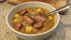 Kapuśniak z kiszonej kapusty jak u babci: najpierw podsmaż kapustę