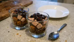 Verrine z foie gras i piernikiem – efektowna przystawka z szybkim sosem figowym