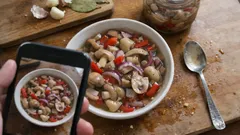 Sałatka z grzybów i papryki do słoików – chrupiąca, w aromatycznej zalewie