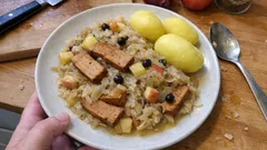 Wegetariańska choucroute z kapusty kiszonej – rozgrzewający obiad z jednego garnka