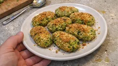 Kotlety z brokułów i sera na białym talerzu, domowy obiad wegetariański