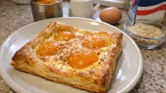 Ekspresowa tarta z morelami z puszki na cieście francuskim – chrupiąca i kremowa