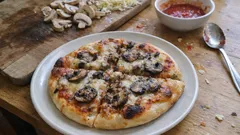 Pizza z pieczarkami i serem na puszystym cieście drożdżowym – domowy pewniak