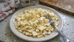 Łazanki z białym serem i cebulką – szybki, domowy obiad z kilku składników