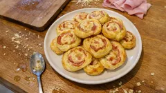 Ślimaczki z ciasta francuskiego z szynką i serem – chrupiąca przekąska w 25 minut
