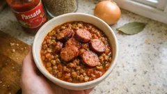 Soczewica z kiełbaskami w sosie pomidorowym – sycący obiad z jednego garnka