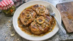 Rouelle de porc duszona w piwie z cebulą – francuski sposób na soczystą wieprzowinę