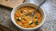 Soczewica czerwona z warzywami w jednym garnku – szybki obiad z curry