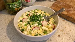 Sałatka jajeczna z serkiem wiejskim i rzodkiewką – lekka, kremowa i gotowa w 15 minut