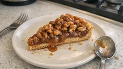 Krucha tarta z orzechami włoskimi i karmelem – maślany spód i gęsta masa, zawsze się udaje