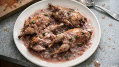 Przepiórki w sosie porto – kremowy, winny sos i mięso, które zawsze wychodzi soczyste