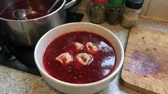 Wigilijny barszcz z idealnym rubinowym kolorem – prosty trik z surowym burakiem