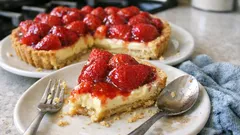 Prosta tarta truskawkowa z kremem waniliowym – wygląda jak z cukierni