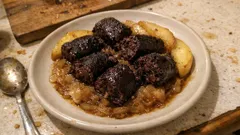 Kaszanka z jabłkami i duszoną cebulą – prosty obiad z jednej patelni