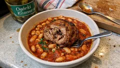 Rouelle z wieprzowiny z białą fasolą w pomidorach – domowy gulasz z garnka na 1–2 dni