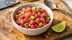 Tatar z tuńczyka z awokado i limonką – lekka przystawka, która zawsze robi wrażenie