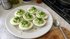 Jajka faszerowane awokado bez majonezu – kremowy farsz w 15 minut