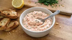 Mus z pstrąga łososiowego na zimno – kremowa przystawka z cytryną w 30 minut