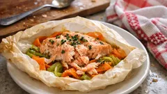 Łosoś w papilotach z marchewką i porem – soczysty obiad z piekarnika w 20 minut