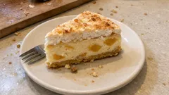 Sernik z brzoskwiniami i kokosową bezą – wysoki, kremowy i łatwy do krojenia