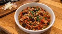 Śledzie z rodzynkami i orzechami w oleju – sałatka, która najlepiej smakuje po nocy