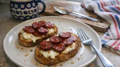 Tosty z ciepłym kozim serem i chorizo – prosta przystawka prosto z piekarnika