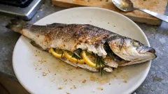 Labraks pieczony w całości z cytryną i rozmarynem – prosty przepis z piekarnika
