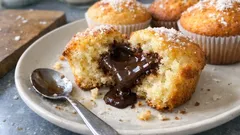 Wilgotne muffinki kokosowe z płynnym środkiem – proste ciasto z jednej miski