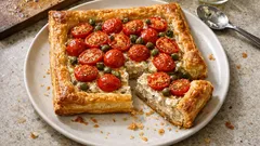 Tarta z tuńczykiem i pomidorkami na cieście francuskim – kremowa i zawsze się udaje