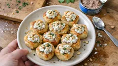 Mini przekąski z ciasta francuskiego z tuńczykiem – chrupiące i gotowe w 15 minut