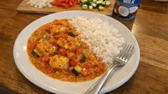 Dorsz duszony w mleczku kokosowym z warzywami – szybki obiad z jednej patelni