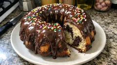 Babka na białkach i oleju: puszysta, marmurkowa i długo świeża (z kakaową polewą)