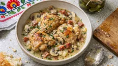 Udka z kurczaka duszone w białym winie – kremowy sos z pieczarkami i boczkiem