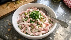 Fleischsalat po domowemu: niemiecka sałatka z mortadelą i ogórkami w kremowym sosie