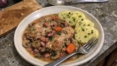 Gibelotte z królika w szybkowarze – aromatyczne duszenie w białym winie z ziemniakami na parze